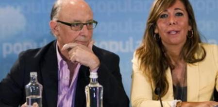 El ministro de Hacienda, Cristóbal Montoro, y la presidenta del PPC, Alicia Sánchez-Camacho, protagonizan hoy la reunión de dirección de los populares catalanes, el día siguiente de la visita de Mariano Rajoy en Catalunya y cuando se negocia el techo de déficit de esta comunidad