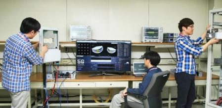 Ingenieros de Samsung ya trabajan en comunicaciones 5G para telefonía móvil, en una imagen extraída del sitio oficial de Samsung Tomorrow