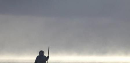 Un cazador inuit, preparado con su arpón para cazar focas, en Nunabut, Canadá