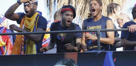 Alves y Song, con gorras de los Mossos y de la Urbana, en la rúa del Barça