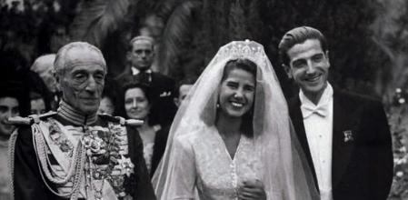 Fotografía facilitada por la Esfera de los Libros de la boda de la duquesa de Alba con Luis Martínez de Irujo, junto a su padre Jacobo Fitz-James Stuart