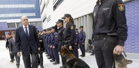 El ministro del Interior, Jorge Fernández Díaz, pasa revista durante la inauguración del complejo policial de Sant Marti-La Verneda