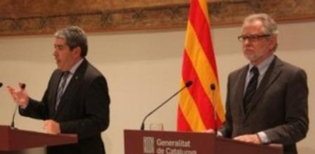 El conseller de Presidència, Francesc Homs y el presidente del Consell Assesor pera a la Transició Nacional, Viver Pi-Sunyer, en rueda de prensa.