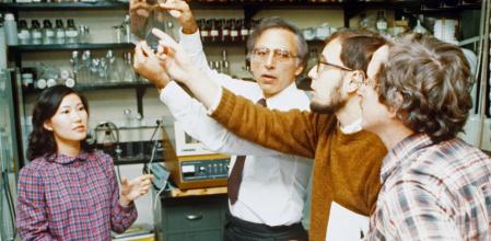 Doctor Robert C. Gallo, investigador biomédico conocido por su co-descubrimiento del Virus de Inmunodeficiencia Humano (VIH), agente infeccioso responsable del (SIDA) intercambia impresiones con compañeros de laboratorio.