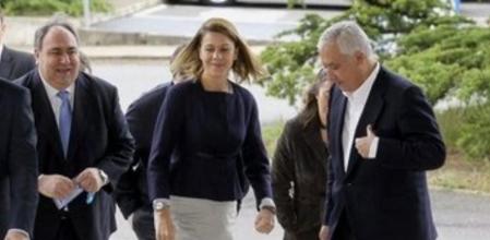 La secretaria general del PP, María Dolores de Cospedal, acompañada del vicesecretario general de Política Autonómica y Local del partido, Javier Arenas, y del presidente de las Cortes de Castilla-La Mancha y secretario regional del partido, Vicente Tirado (2i), a su llegada a la apertura de la XIX Interparlamentaria del PP.