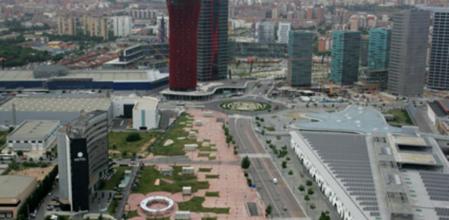 El recinto de Fira de Barcelona con las torres Porta Fira al fondo