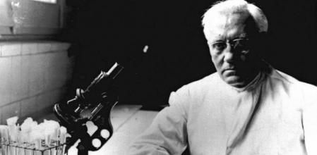 01/06/1948. Barcelona. Alexander Fleming ante el miscroscopio en el Hospital d'Infecciosos, después de su primera conferencia