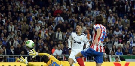 Mesut Ozil chuta ante Courtois durante la prórroga