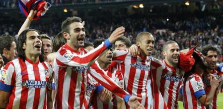 Los jugadores del Atlético de Madrid celebran su victoria ante el Real Madrid en la final de la Copa del Rey, esta noche en el estadio Santiago Bernabéu, en Madrid