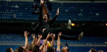 Diego Pablo Simeone es manteado por los jugadores del Real Madrid