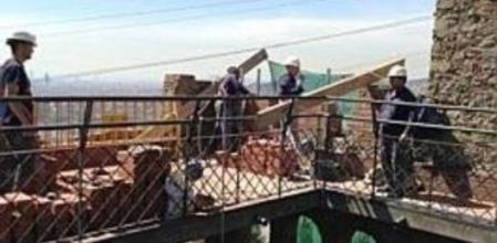 Trabajos de restauración en las almenas de la centenaria Torre del Baró