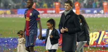 El entrenador del F.C.Barcelona, Tito Vilanova (d), y el francés Eric Abidal, durante la celebración de la Liga 2012-2013, tras el partido, correspondiente a la jornada trigésimo sexta en Primera División, que FC Barcelona y Real Valladolid disputaron esta noche en el Camp Nou, en Barcelona