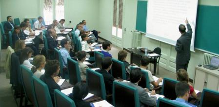 La Universitat Abat Oliba CEU ofrece estudios de postgrado en Comunicación, Humanidades y Ciencias de la Educación, Psicología, Ciencias Económicas y Empresariales y Derecho y Ciencias Políticas.