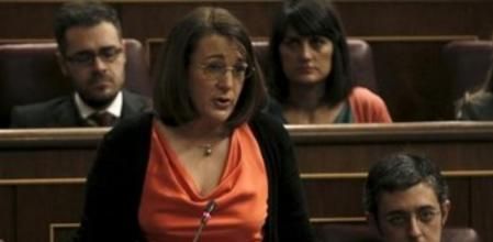 La portavoz parlamentaria socialista Soraya Rodríguez, durante su intervención en la sesión de control al Gobierno que se celebra en el Congreso de los Diputados.
