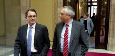 El president de la Generalitat, Artur Mas, y el líder del PSC, Pere Navarro, a la salida del Parlament.