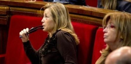 Imagen de una sesión del Parlament, con la vicepresidenta Joana Ortega y la consellera Irene Rigau