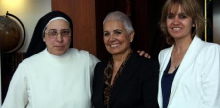 La coordinadora de la Fundació Rosa Oriol, Sor Lucía Caram, la presidenta honorífica Rosa Oriol i la presidenta Rosa Tous, poc després de la roda de premsa que han ofert aquest divendres a Barcelona.