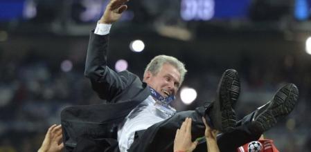 Jupp Heynckes es manteado por su jugadores tras ganar la Champions