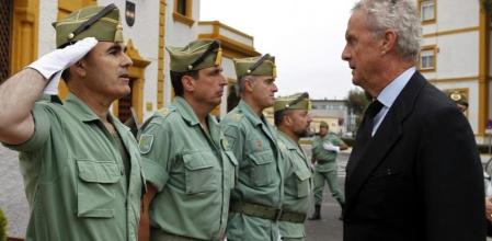 Fotografía facilitada por el Ministerio de Defensa del ministro, Pedro Morenés (d), durante la visita que ha realizado hoy al cuartel de la Legión Álvarez de Sotomayor de Viator