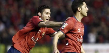 El jugador de Osasuna, Álvaro Cejudo (d), recibe la felicitación de su compañero Damiá Abella (i), tras conseguir el gol de la victoria ante el Sevilla durante el encuentro que ambos equipos han disputado esta noche en el Estadio Reyno de Navarra en la penúltima jornada del campeonato de liga