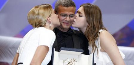 Las actrices Lea Seydoux y Adele Exarchopoulos besan al director tunecino Abdellatif Kechiche, ganador de la Palma de Oro de Cannes