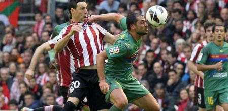 El delantero del Athlétic Bilbao, Aritz Aduriz , es agarrado por el defensa checo del Levante, Loukas Vyntra