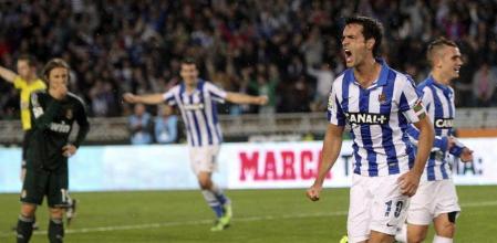 El centrocampista de la Real Sociedad Xabi Prieto celebra la consecución de su gol ante el Real Madrid, durante el partido de la trigésima séptima jornada de liga en Primera División que se disputa en el estadio de Anoeta