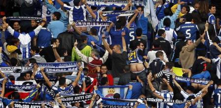 Los aficionados del RCD Espanyol dan la espalda al campo mientras los jugadores de su equipo hacen el pasillo de honor al FC Barcelona, campeón de Liga, antes del comienzo del partido de Liga, correspondiente a la jornada trigésimo séptima en Primera División, que ambos equipos disputan esta noche en el estadio de Cornellá-El Prat