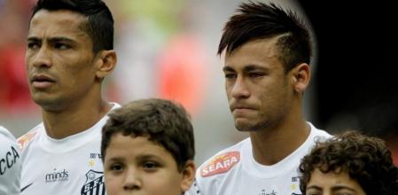 Neymar llora durante el himno nacional brasileño previo a jugar su último partido en el Santos frente al Flamengo