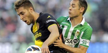 El defensa del Zaragoza Rubén Rochina (i) pelea un balón con el defensa del Betis Nacho Pérez, en el partido de la trigésima séptima jornada de liga en Primera División que se disputa esta noche en el estadio Benito Villamarín.