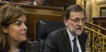 El presidente Mariano Rajoy y la vicepresidenta, Soraya Sáenz de Santamaría, en sus respectivos escaños del Congreso antes de la sesión de control de este miércoles