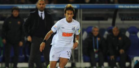 Neymar, con Guardiola al fondo durante la final del Mundial de Clubes de 2011