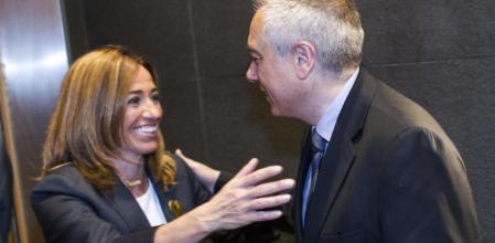 El primer secretario del PSC, Pere Navarro, y la diputada y exministra Carme Chacón se saludan en el Congreso de los Diputados