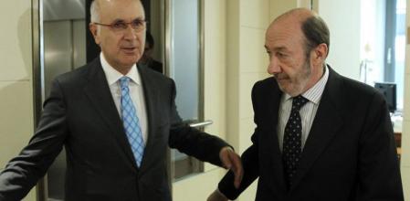 El secretario general del PSOE, Alfredo Pérez Rubalcaba, momentos antes de la reunión que mantuvo hoy en el Congreso con el portavoz de CiU, Josep Antoni Duran i Lleida