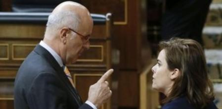 La vicepresidenta del Gobierno, Soraya Sáenz de Santamaría (d), conversa con el portavoz de CiU, José Antonio Duran i Lleida, durante el pleno del Congreso.