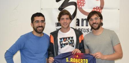 Sergi Roberto posa amb Pau Morales i Roger Ciurana, president i cap de colla dels Xiquets de Reus