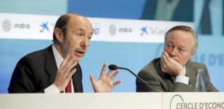 El secretario general del PSOE, Alfredo Pérez Rubalcaba (i), junto al presidente del Cercle d'Economia, Josep Piqué, durante su intervención en las jornadas que el Círculo de Economía celebra en Sitges (Barcelona),