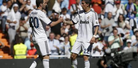 Gonzalo Higuaín celebra con su compañero, Ángel Di María, el primer gol del Real Madrid obra del delantero argentino