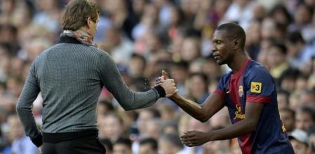 Eric Abidal encaja su mano con la de Tito Vilanova justo antes de jugar sus últimos minutos con el Barça