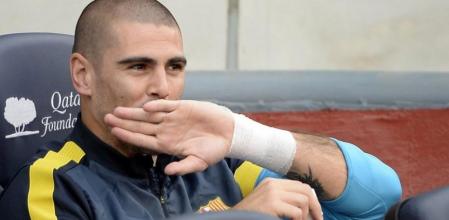 Víctor Valdés gesticula en el banquillo en el Camp Nou