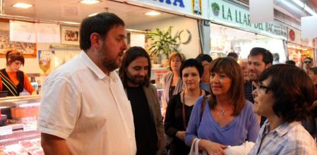 El presidente de ERC, Oriol Junqueras, en el Mercat municipal de Sant Just Desvern