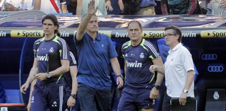 Jose Mourinho saluda a parte de la afición del Real Madrid acompañado de Karanka y Silvino Louro