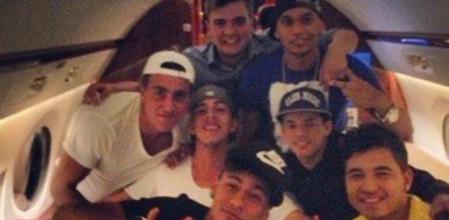 Neymar en el avión que le lleva a Barcelona rodeado de sus amigos