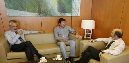 El secretario general del PSOE, Alfredo Pérez Rubalcaba, durante la reunión que ha mantenido con los presidentes autonómicos, José Antonio Griñán y Javier Fernández