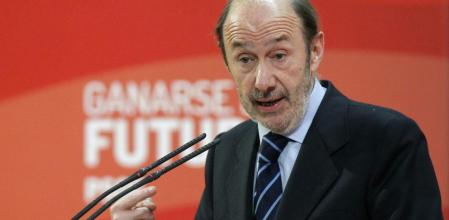 El secretario general del PSOE, Alfredo Pérez Rubalcaba, durante su intervención en la Facultad de Derecho de la Universidad de Cantabria