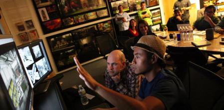 Dan Scanlon, director de la última película de Pixar, escucha atentamente una explicación de Paul Abadilla, del departamento de arte, en la sede del estudio en Emeryville, en la bahía de San Francisco (California)