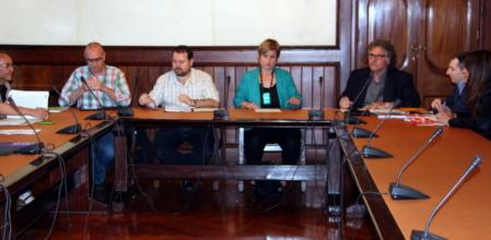 Diputados de los distintos partidos favorables a la inmersión lingüística, durante la reunión en el Parlament