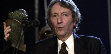 El productor Elías Querejeta recogiendo el Goya a la mejor película por