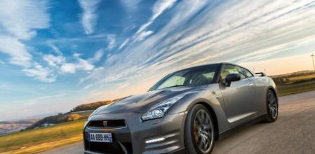 La variante Black Edition ofrece un interior con acabados íntegramente negros y asientos deportivos Recaro