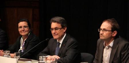 Maite Solé, hija del histórico dirigente del PSUC, Solé i Barberà; el president Artur Mas y el líder de ICV-EUiA, Joan Herrera, durante el acto de homenaje al político catalán